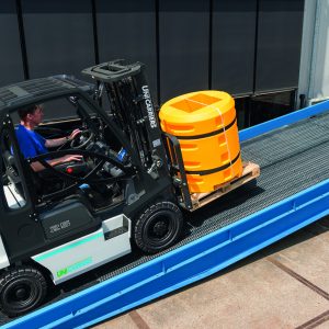 Man-driving_DX_ramp_right-side_UC_H01