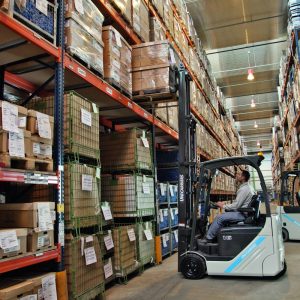 Man-women-driving_electric-counterbalance_UC_H01
